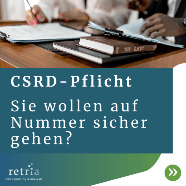 Im oberen Drittel des bildes sind zwei aufeinander liegende Bücher und die Händer zweir menschen mit Klemmbrettern und Stift zu sehen. In der Mitte des Bilder befindet sich in weißer Schrift auf türkisem Hintergrund die Überschrift "CSRD-Pflicht, Sie wollen auf Nummer sicher gehen?" Darunter ist ein Farbverlauf und das Logo von retria