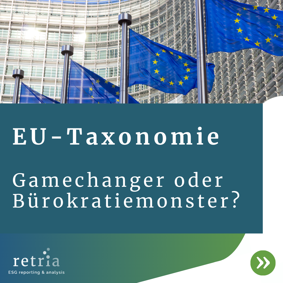 Im oberen Drittel sind vier EU-Fahnen zu sehen vor grauem Hintergrund. In der Mitte des Bildes steht in weißer Schrift auf türkisem Hintergrund: EU-Taxonomie Gamechanger oder Bürokratiemonster?