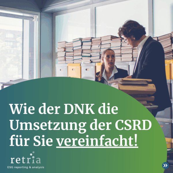 Eine Frau und ein Mann stehen vor einem Berg an Dokumenten, davor ein abgeschnittener Kreis im Farbverlauf Blau-Grün auf der in weißer Schrift geschrieben steht: "Wie der DNK die Umsetzung der CSRD für Sie vereinfacht!"