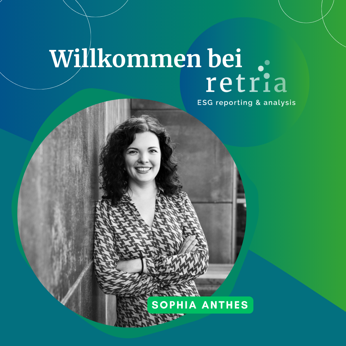 In weißer Schrift auf blau-grünem Hintergrund steht Willkommen bei retria, links darunter ist dann in Kreisform das Bild von Sophia zu sehen