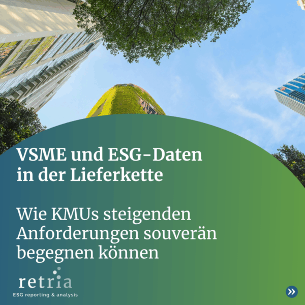 Blick nach oben auf moderne Gebäude und Bäume, überlagert von einem grünen Farbverlauf und dem Text 'VSME und ESG-Daten in der Lieferkette. Wie KMUs steigenden Anforderungen souverän begegnen können.