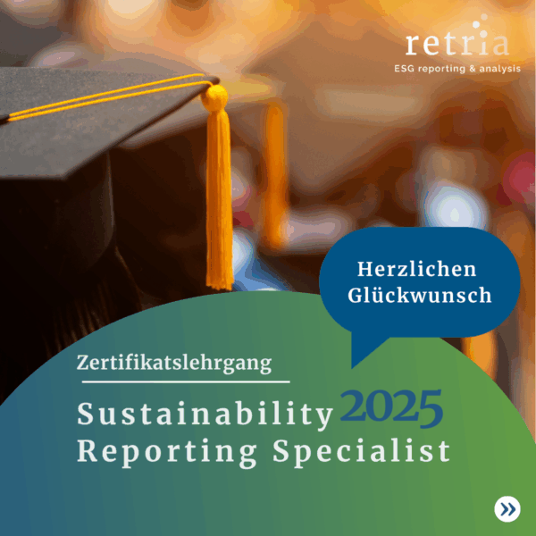 Grafik mit fliegenden Absolventenhüten, Sprechblase mit ‚Herzlichen Glückwunsch‘ und Text zum Zertifikatslehrgang Sustainability Reporting Specialist 2025, inklusive retria ESG-Logo
