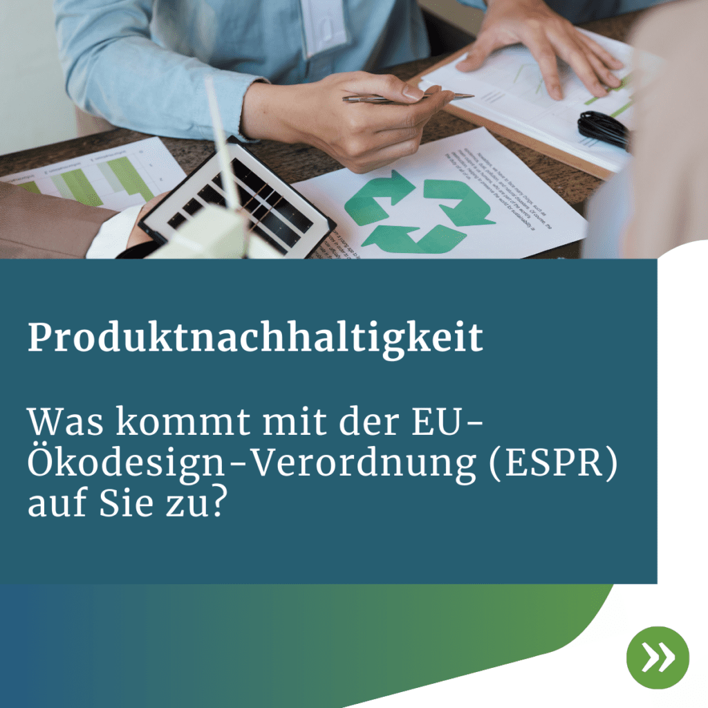 Personen arbeiten an einem Tisch mit Dokumenten zur Kreislaufwirtschaft und Produktnachhaltigkeit, darunter ein Blatt mit Recycling-Symbol und Diagrammen. Text im Bild: ‚Produktnachhaltigkeit – Was kommt mit der EU-Ökodesign-Verordnung (ESPR) auf Sie zu?‘