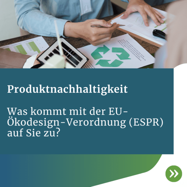 Personen arbeiten an einem Tisch mit Dokumenten zur Kreislaufwirtschaft und Produktnachhaltigkeit, darunter ein Blatt mit Recycling-Symbol und Diagrammen. Text im Bild: ‚Produktnachhaltigkeit – Was kommt mit der EU-Ökodesign-Verordnung (ESPR) auf Sie zu?‘