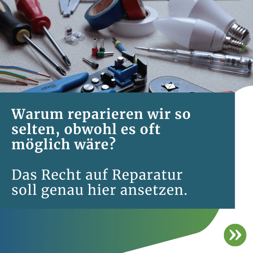 Werkzeuge, Ersatzteile und LED-Lampen liegen auf einem Tisch; Text im Bild thematisiert die Frage, warum wir selten reparieren und wie das Recht auf Reparatur unterstützen soll.