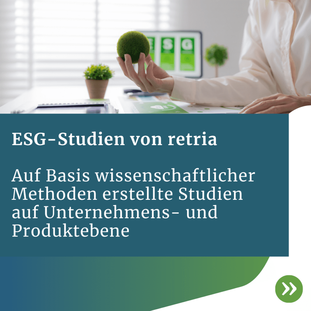 Person hält grünen Modell‑Globus im Büro, daneben ESG‑Unterlagen und Monitor mit ESG‑Grafiken; Text zu wissenschaftlich basierten ESG‑Studien von retria.