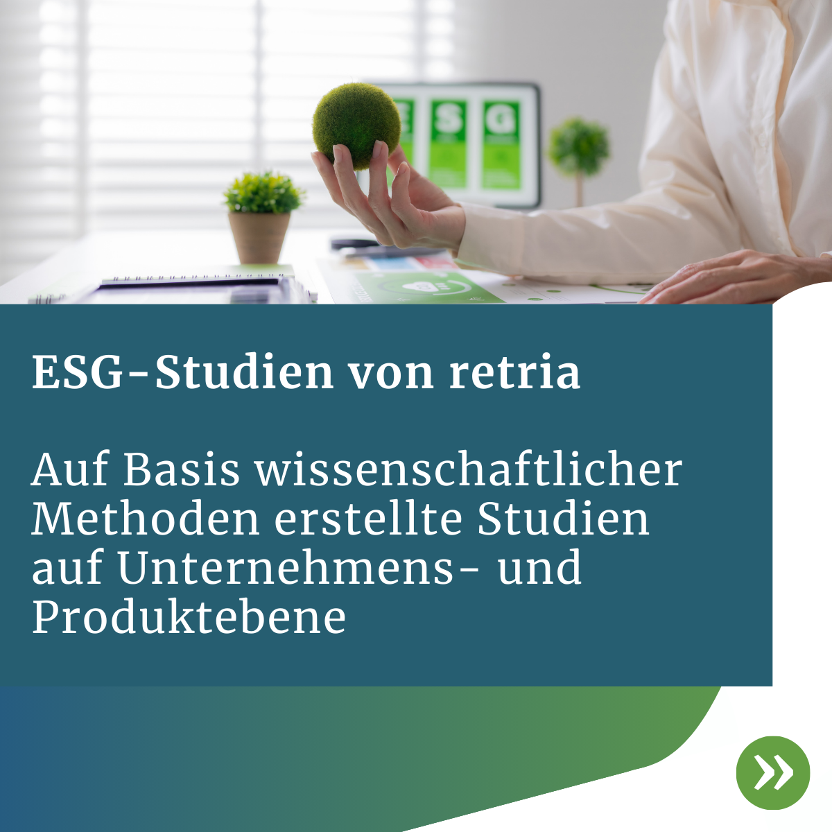 Person hält grünen Modell‑Globus im Büro, daneben ESG‑Unterlagen und Monitor mit ESG‑Grafiken; Text zu wissenschaftlich basierten ESG‑Studien von retria.