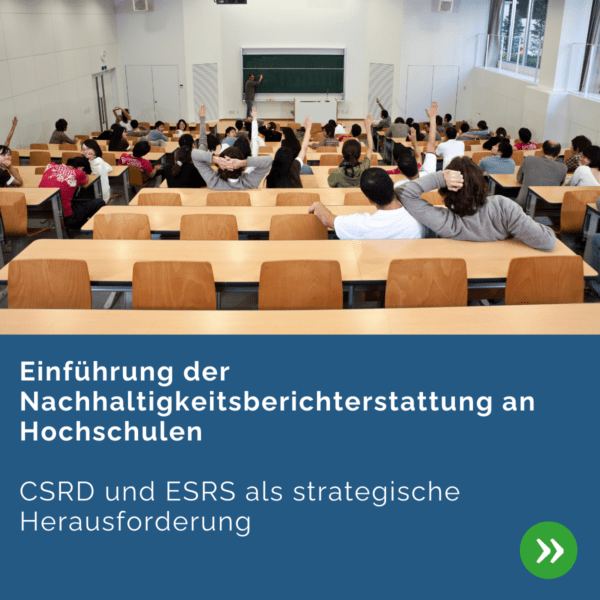 Vorlesungssaal mit Studierenden, die in Richtung einer Tafel schauen, auf der eine Lehrkraft schreibt. Im unteren Bereich des Bildes befindet sich ein blauer Banner mit dem Text: ‚Einführung der Nachhaltigkeitsberichterstattung an Hochschulen – CSRD und ESRS als strategische Herausforderung