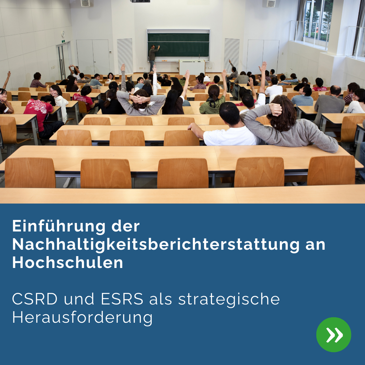 Vorlesungssaal mit Studierenden, die in Richtung einer Tafel schauen, auf der eine Lehrkraft schreibt. Im unteren Bereich des Bildes befindet sich ein blauer Banner mit dem Text: ‚Einführung der Nachhaltigkeitsberichterstattung an Hochschulen – CSRD und ESRS als strategische Herausforderung
