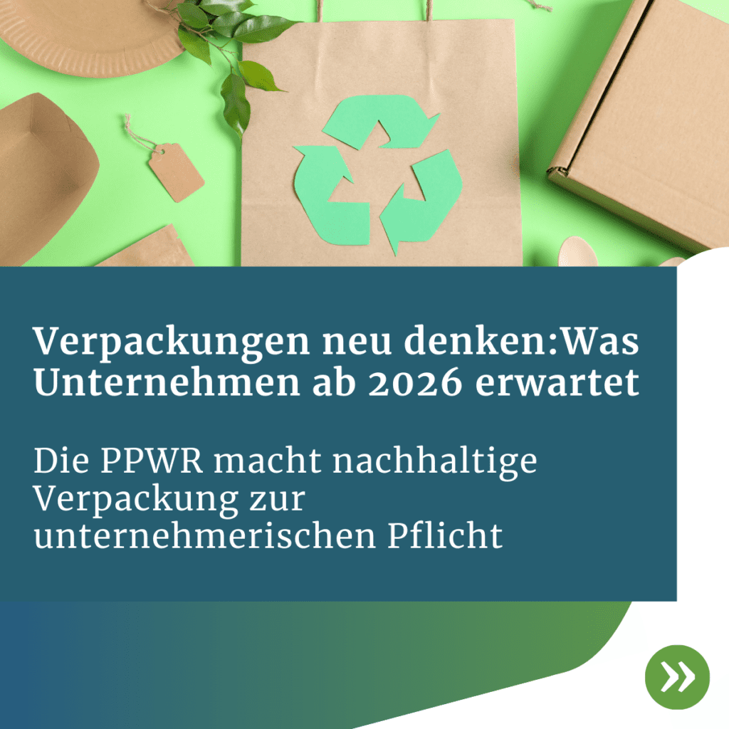 Nachhaltige Verpackungen aus Papier und Karton mit Recycling-Symbol – Hinweis auf PPWR und neue Verpackungspflichten für Unternehmen ab 2026.
