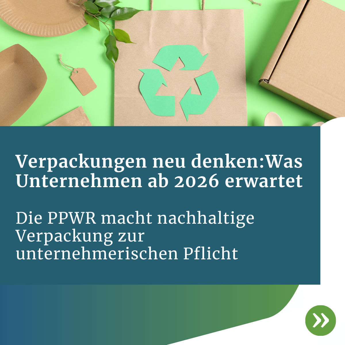 PPWR 2026: Nachhaltige Verpackungspflichten für Unternehmen Nachhaltige Verpackungen aus Papier und Karton mit Recycling-Symbol – Hinweis auf PPWR und neue Verpackungspflichten für Unternehmen ab 2026.